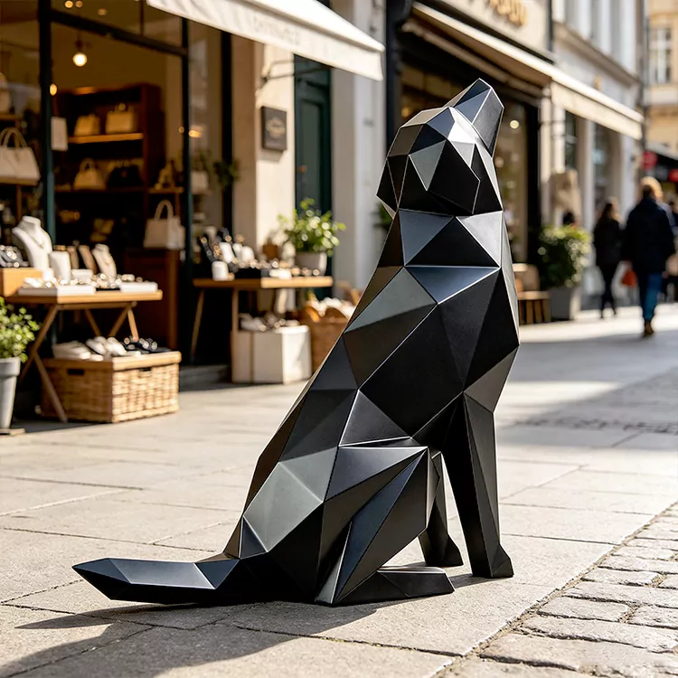Escultura geométrica de lobo uivante em aço inoxidável