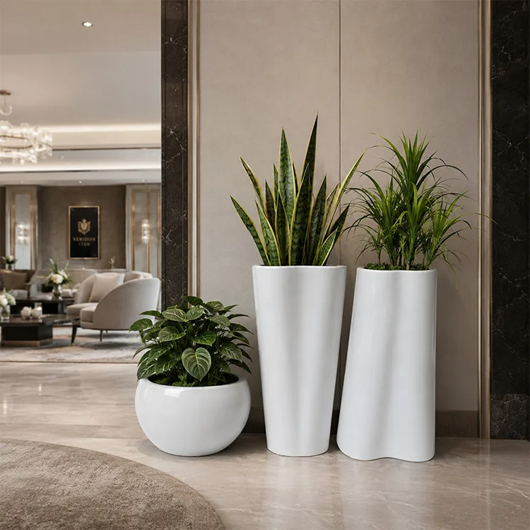 Plantador de fibra de vidro branco brilhante
