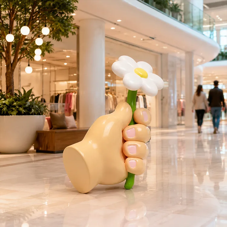 Mão Segurando Escultura De Flor